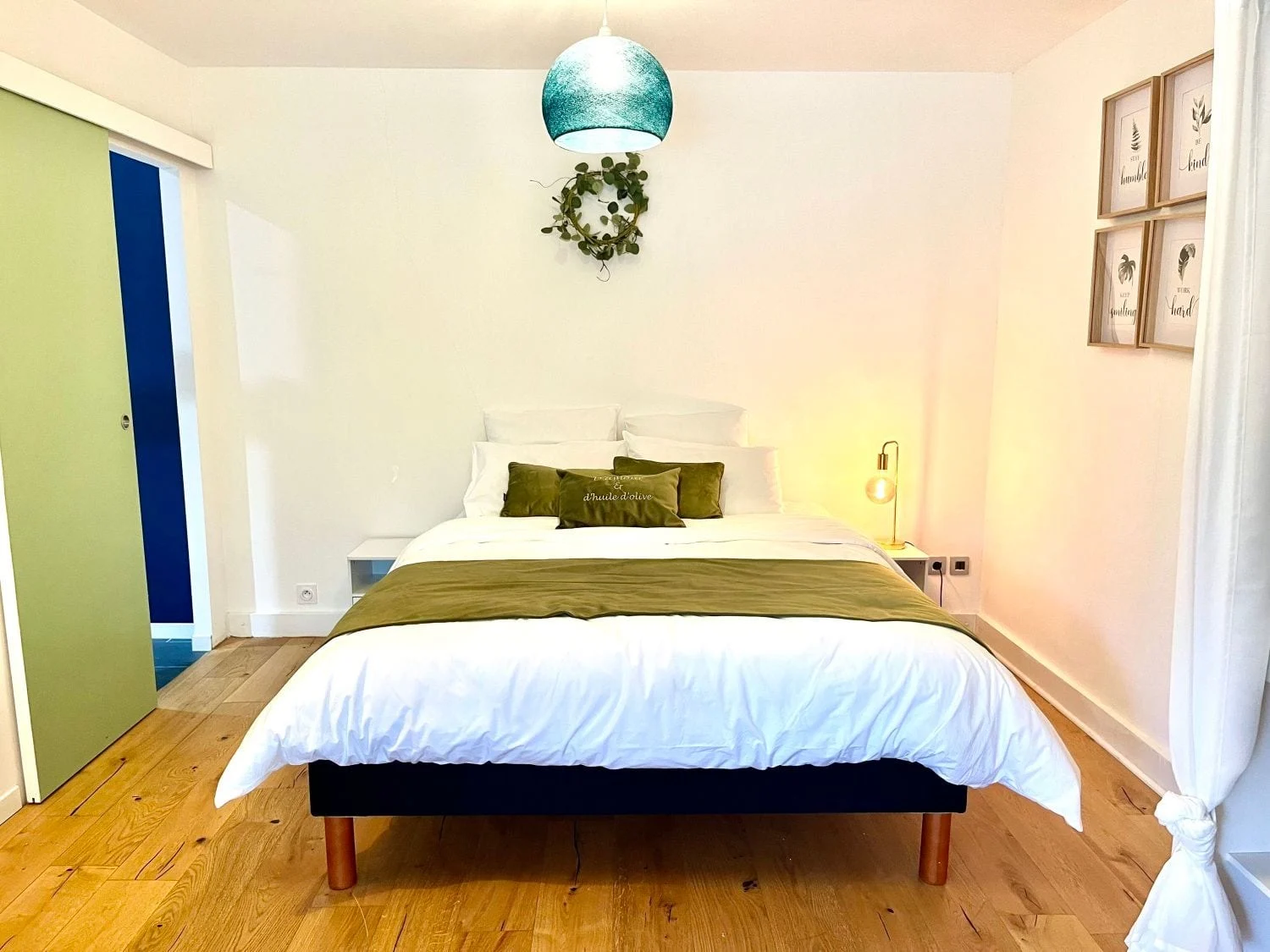 Chambre aux tons vert olive, D'amour et d'huile d'Olive, Pujaut