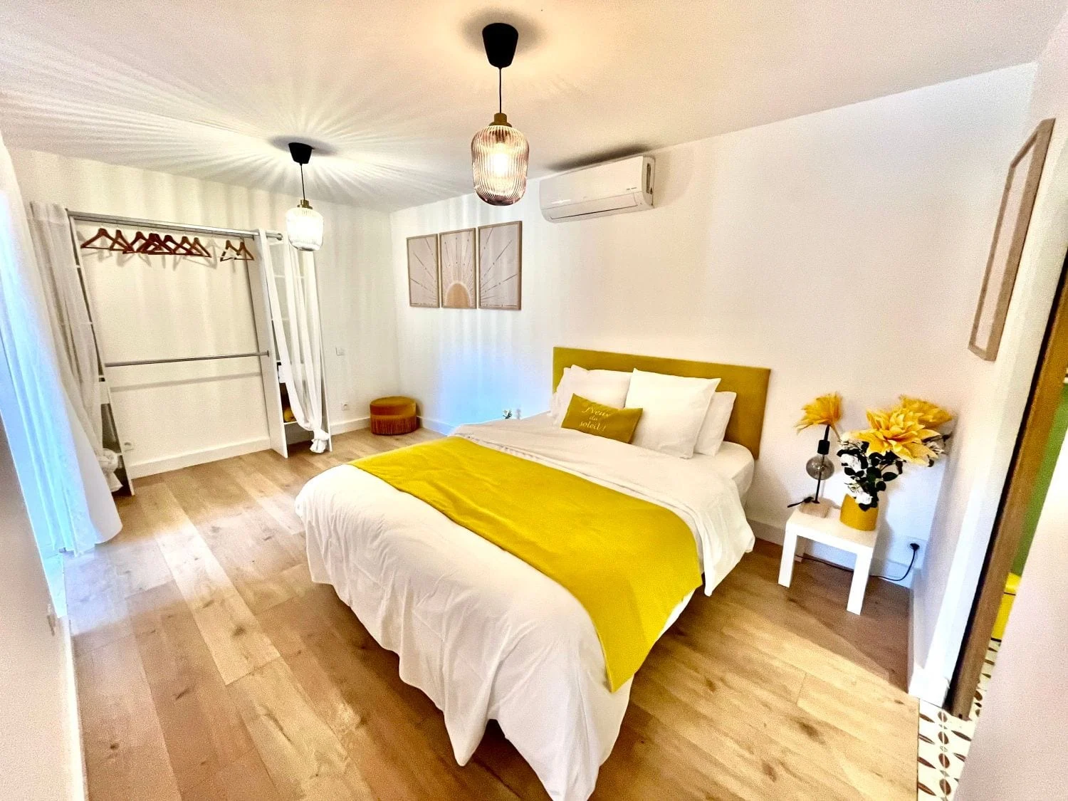 Chambre aux tons jaunes avec penderie, Je veux du Soleil, Pujaut