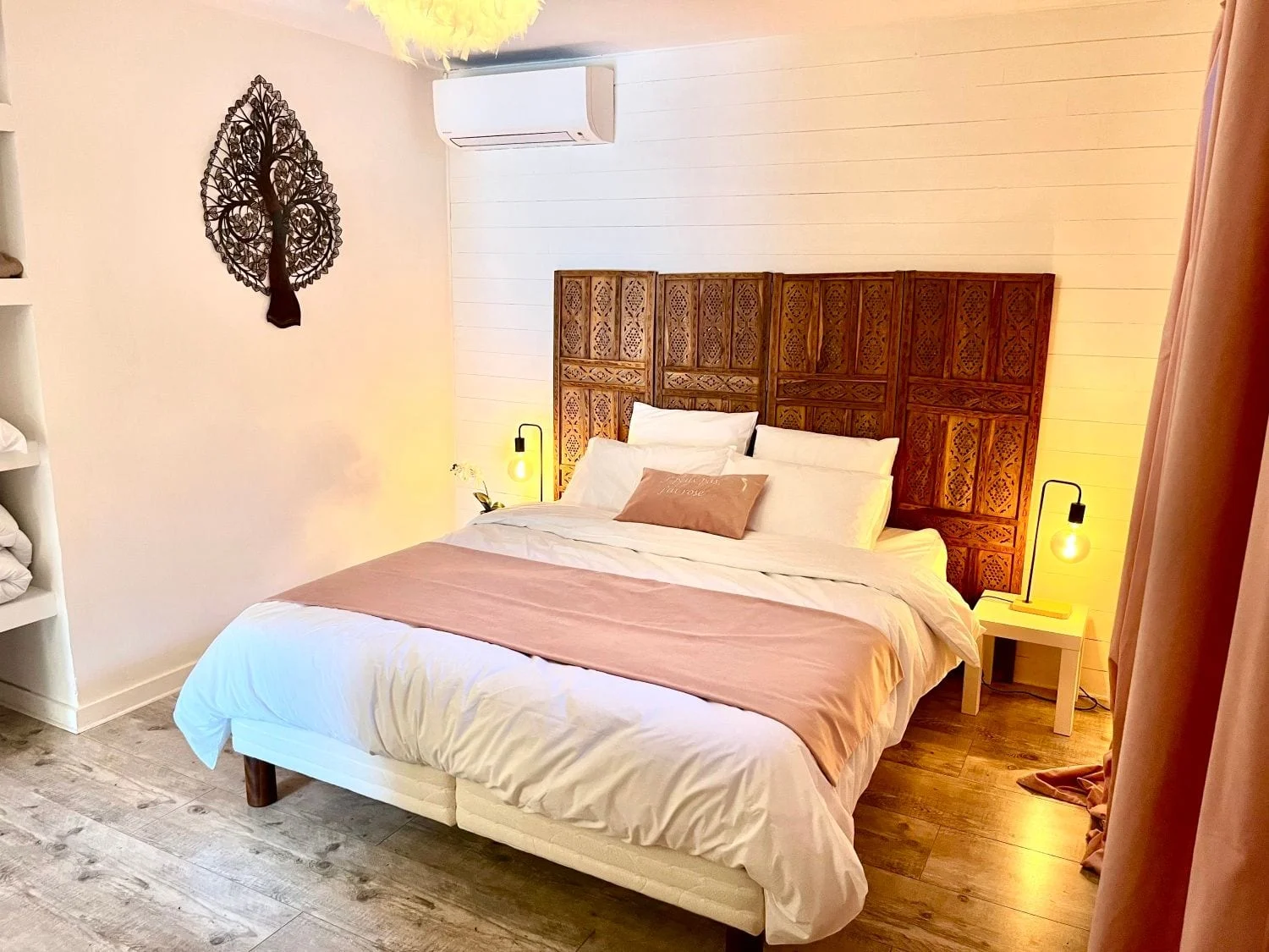 Chambre avec tête de lit en bois sculpté, J'peux pas j'ai Rosé, Pujaut