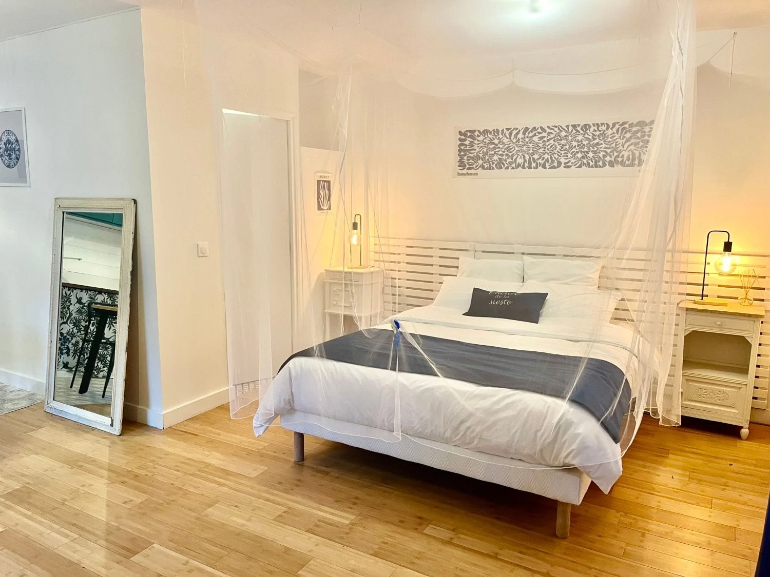 Chambre avec lit à baldaquin et moustiquaire, L'heure de la Sieste, Pujaut