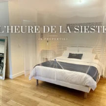 Chambre du logement L'heure de la Sieste à Pujaut, avec lit à baldaquin et moustiquaire