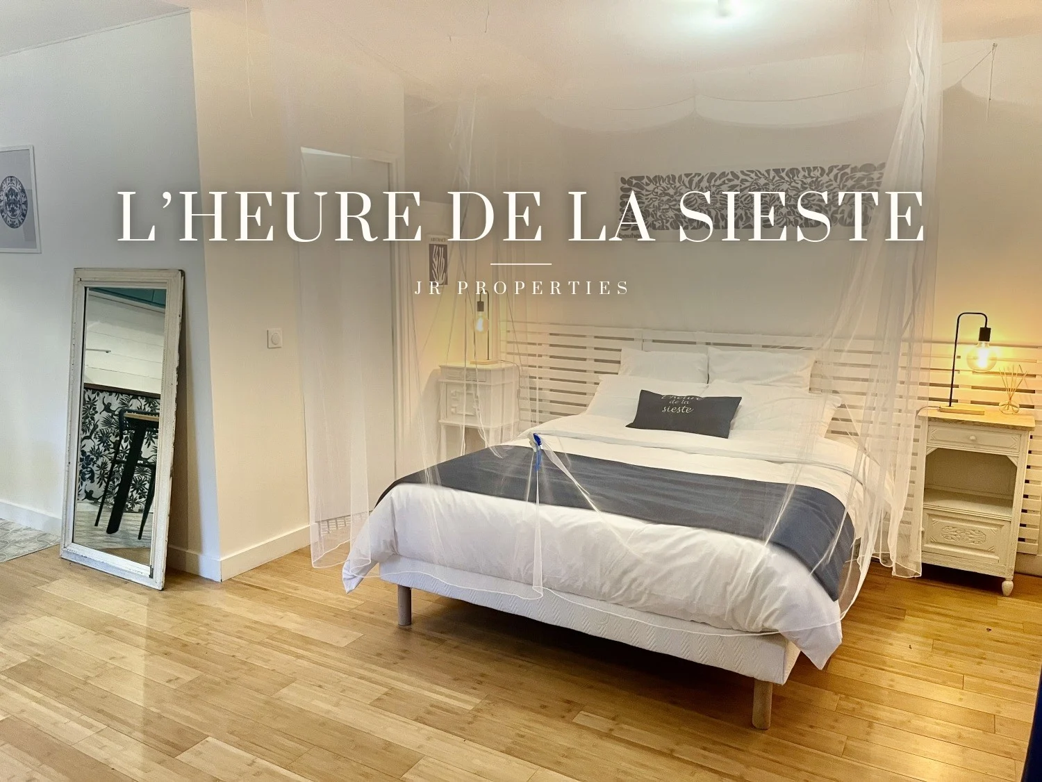 Chambre du logement L'heure de la Sieste à Pujaut, avec lit à baldaquin et moustiquaire