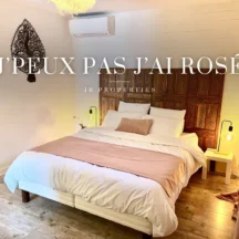 Chambre du logement J'peux pas j'ai Rosé à Pujaut, avec tête de lit en bois sculpté