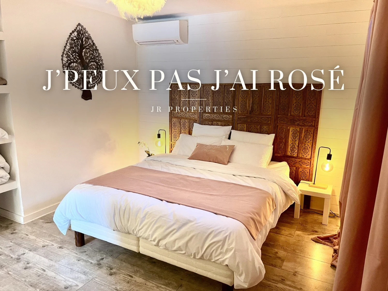 Chambre du logement J'peux pas j'ai Rosé à Pujaut, avec tête de lit en bois sculpté