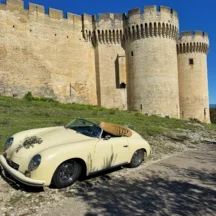 Cabriolet ancien au pied d'un fort médiéval en pierre – Les Hirondelles, Villeneuve-lès-Avignon