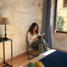 Coin lecture près de la fenêtre dans la chambre en pierre – Les Hirondelles, Villeneuve-lès-Avignon