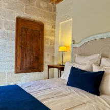 Chambre avec lit double, plafond à poutres et placard ancien dans le mur en pierre – Les Hirondelles, Villeneuve-lès-Avignon