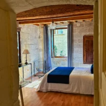 Chambre avec lit double, poutres et murs en pierre apparente – Les Hirondelles, Villeneuve-lès-Avignon