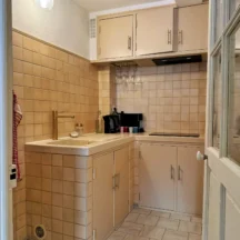 Cuisine équipée avec plaque de cuisson et rangements – Les Hirondelles, Villeneuve-lès-Avignon