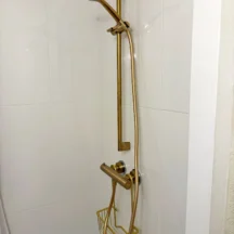 Douche avec colonne et robinetterie dorées – Les Hirondelles, Villeneuve-lès-Avignon