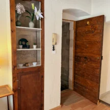 Entrée avec porte ancienne en bois et niche décorative – Les Hirondelles, Villeneuve-lès-Avignon
