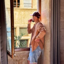 Fenêtre ouverte sur une ruelle en pierre du vieux village – Les Hirondelles, Villeneuve-lès-Avignon