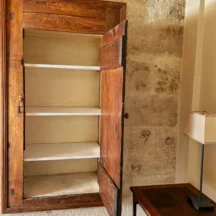 Placard ancien en bois ouvert sur des étagères de rangement – Les Hirondelles, Villeneuve-lès-Avignon