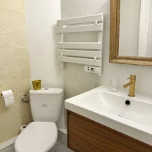 Salle de bain avec vasque, meuble en bois et sèche-serviettes – Les Hirondelles, Villeneuve-lès-Avignon